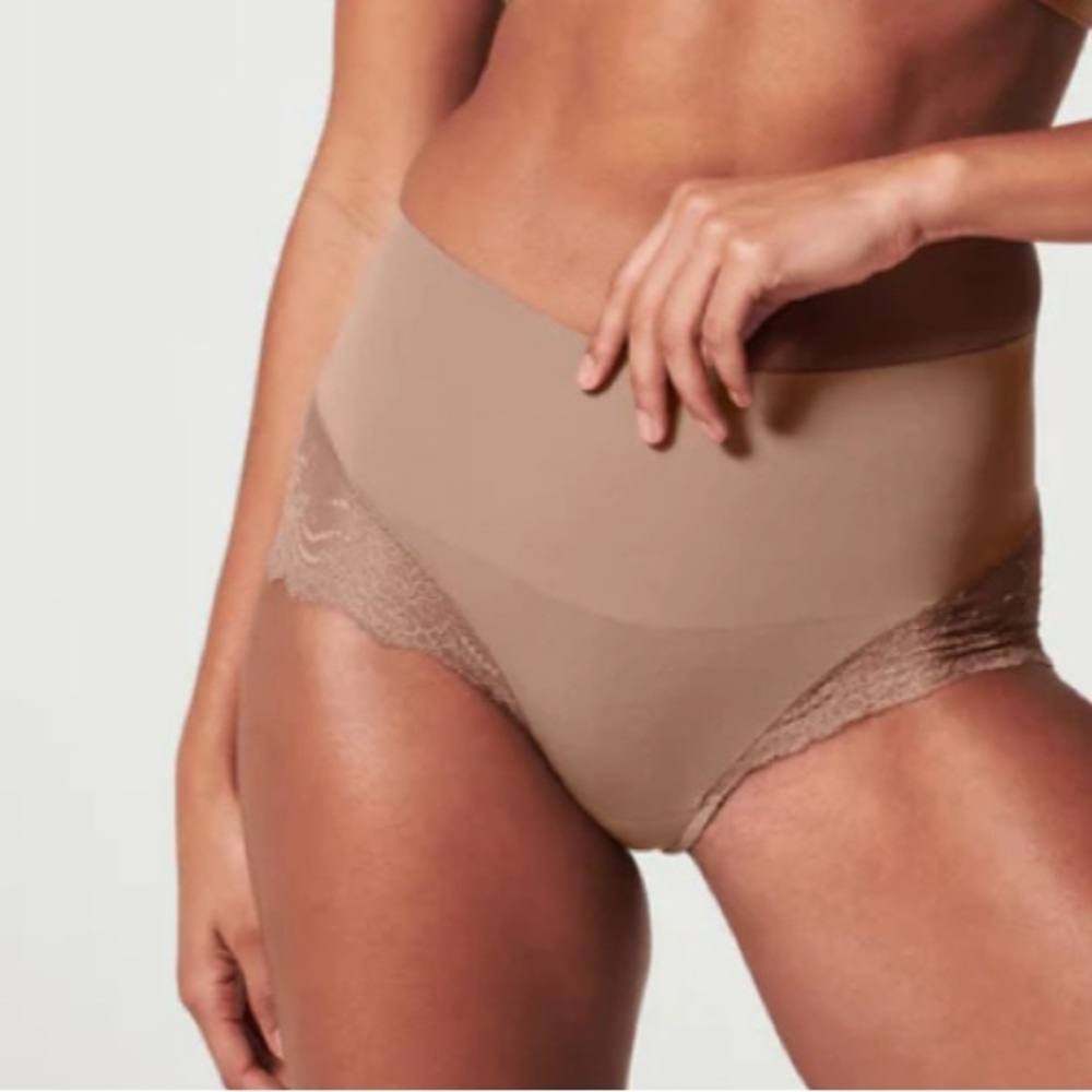 NEW Spanx S Women Undie-tectable Smoothing Lace Hi-Hipster Panty Cafe Au Lait
